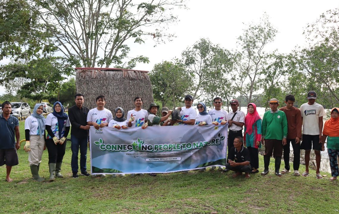 PLN Icon Plus Sumbagteng Perkuat Keberlanjutan Lingkungan: Kolaborasi Tanam Pohon di Tepian Sungai Siak