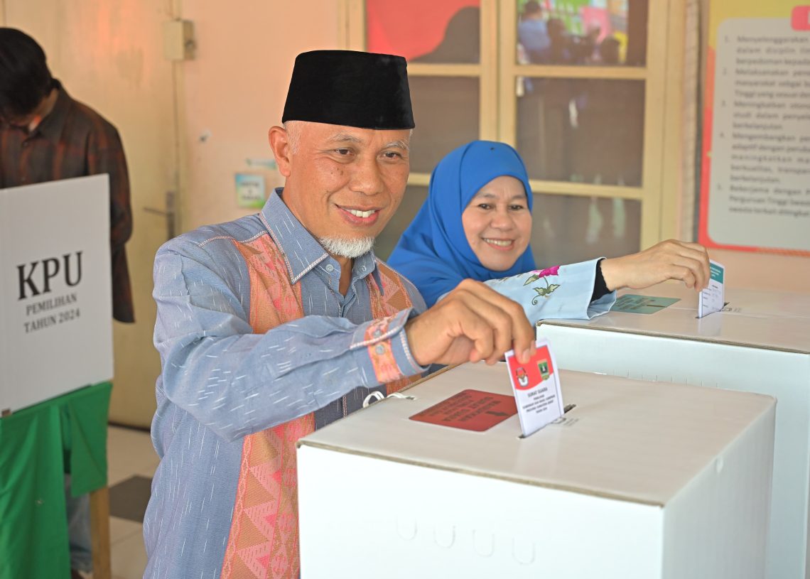 Gubernur Mahyeldi dan Wagub Audy Salurkan Hak Pilih, Imbau Masyarakat Jaga Suasana Tetap Kondusif