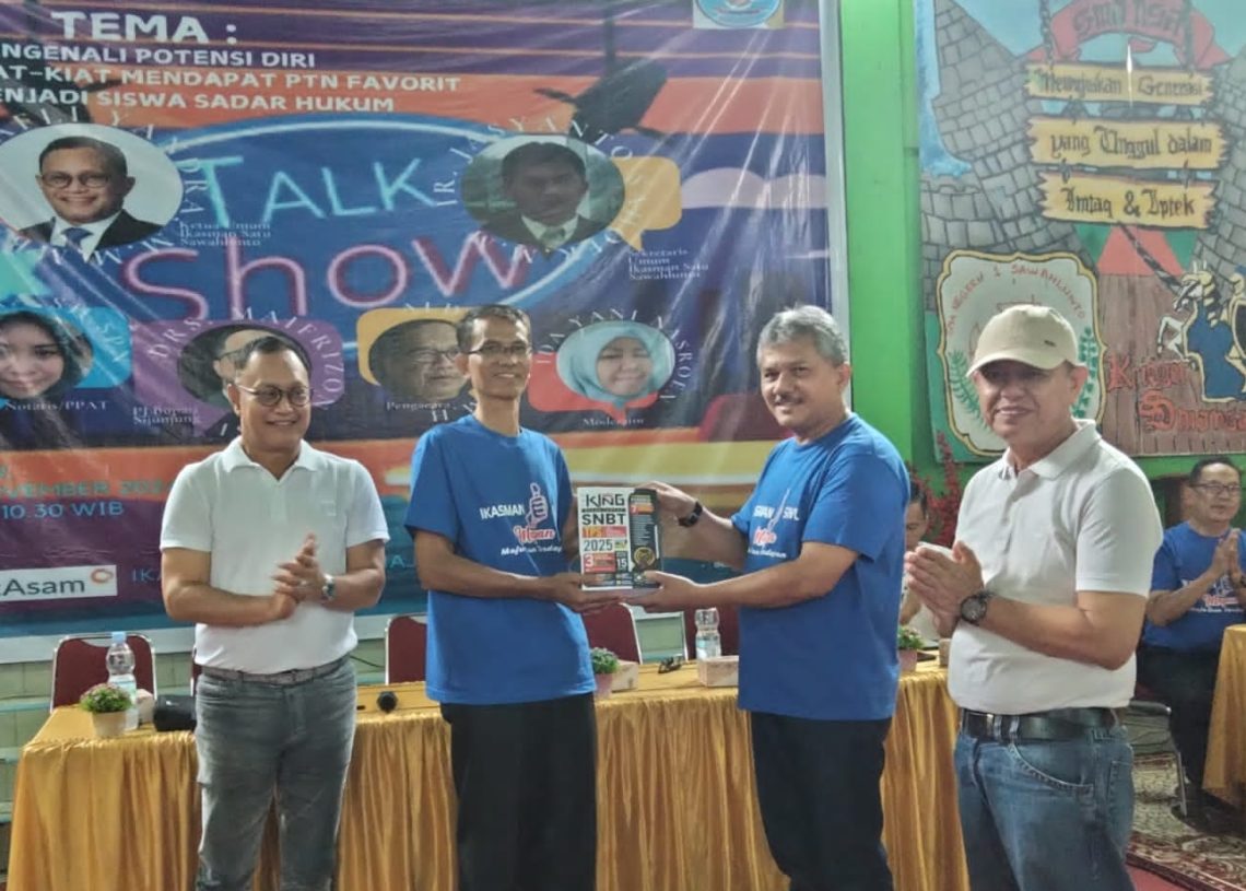 Hadapi SMBPTN, KASMAN 1 Sawahlunto Serahkan Bantuan Laptop dan Buku Try Out ke Almamater