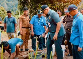 Pj Wako Berikan Apresiasi Bedah Rumah ke 8 oleh Perumda Air Minum Kota Padang