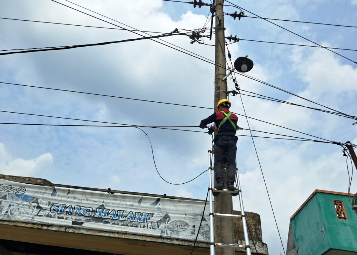 PLN Icon Plus Sumbagteng Optimalkan Jaringan Internet Fiber Optik di Muara Fajar Demi Layanan Tetap Andal
