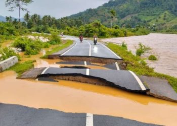 Diterjang Banjir, Akses Jalan Provinsi di Kampung Lambung Bukit Putus Total