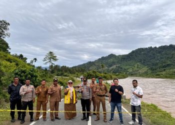 Dinas PUTR Pessel Tinjau Kondisi Jalan Provinsi yang Putus di Kampung Lambung Bukit