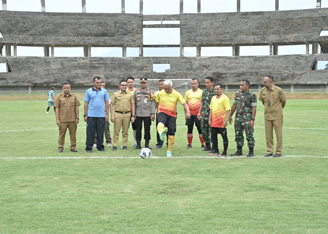 Gubernur Mahyeldi Resmikan Kejuaraan Sepakbola Antarinstansi se-Sumbar