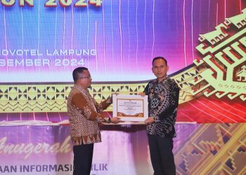 Lambar Terima Anugrah Menuju Informatif, Bukti Pemkab Komitmen Wujudkan Pemerintah Terbuka