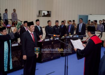 Tak Dihadiri Bupati Agus Istiqlal, Wakil Ketua I DPRD Pesibar Dilantik