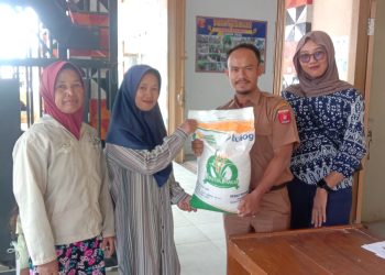 Bagikan Bantuan Beras CPP dari Kemenko PMK, Peratin Hanakau Harap Adanya Penambahan Kuota