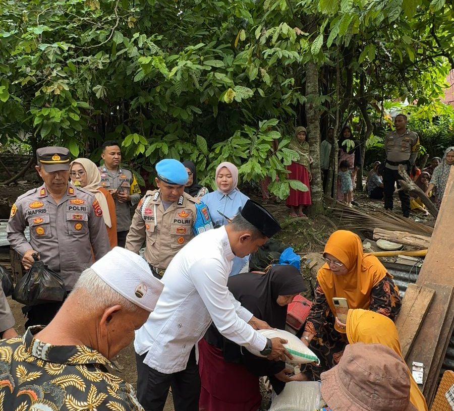 Wabup Jon F Pandu Serahkan Bantuan Bedah Rumah dari Baznas Kab Solok