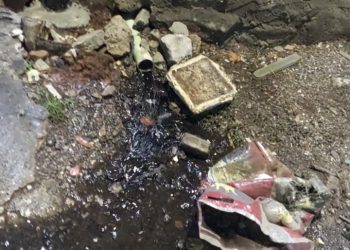 Diduga Akibat Pembuangan Limbah, Jalan Bojong Raya Rawa Buaya Terancam Hancur