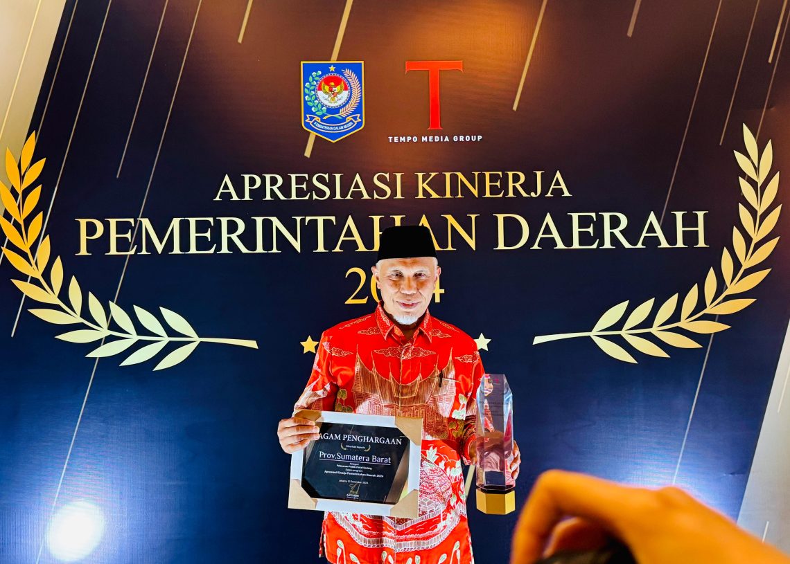 Pemprov Sumbar Raih Penghargaan Terbaik Nasional Bidang Pelayanan Publik dari Kemendagri