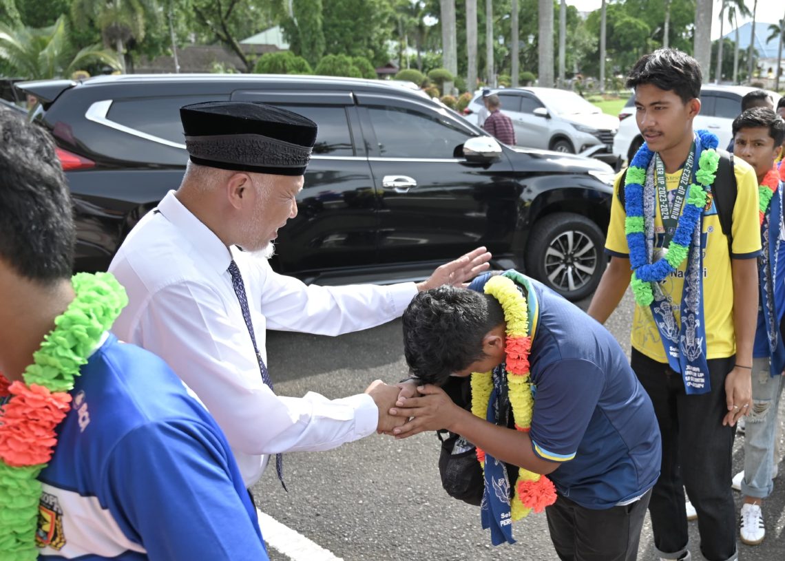Berhasil Lolos ke Final Piala Soeratin U-17 Tahun 2024, Mahyeldi Bantu Persikopa 10 Juta Rupiah