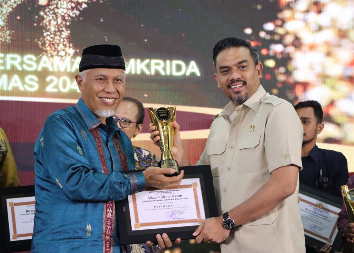 Pemprov Sumbar Raih Peringkat 1, Gubernur Mahyeldi Terima Penghargaan dari Menteri UMKM