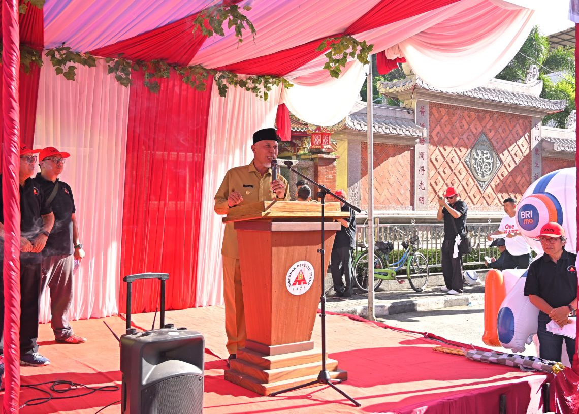 Gubernur Mahyeldi Lepas Peserta Karnaval Sepasan HBT Pusat Sumbar-Riau