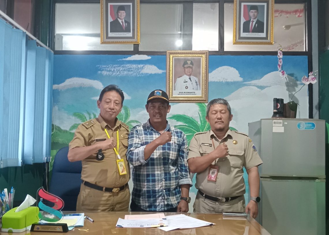 Respon Cepat dan Tanggap, Bantu   Warga Yang Sakit, Ketua RW 09 Kamal, Dapat Pujian Lurah !