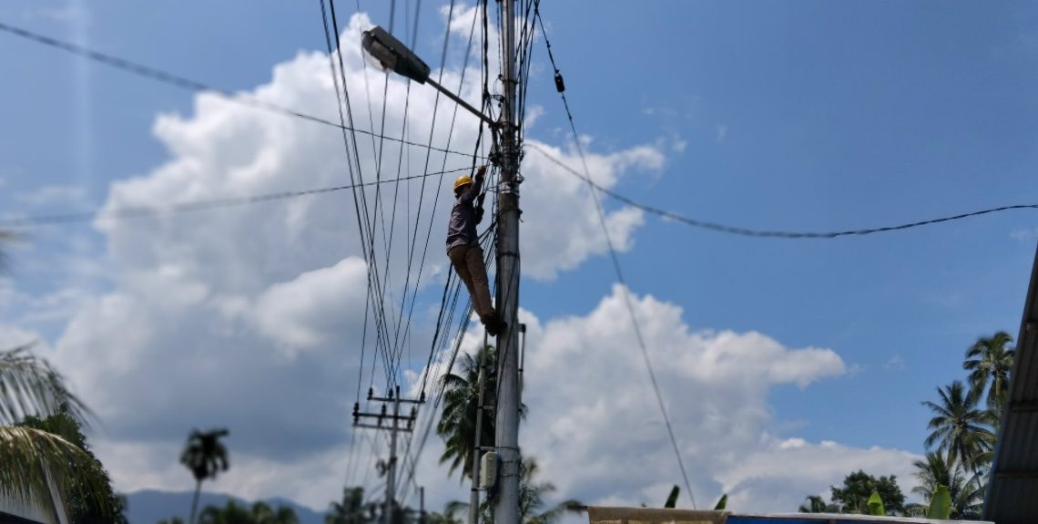 PLN Icon Plus Pastikan Stabilitas Internet melalui Pemeliharaan Jaringan di Lubuk Sikarah