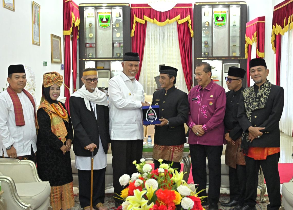 Gubernur Mahyeldi Serahkan Penghargaan bagi Nagari Terbaik dalam Pengimplementasian ABS-SBK 2024