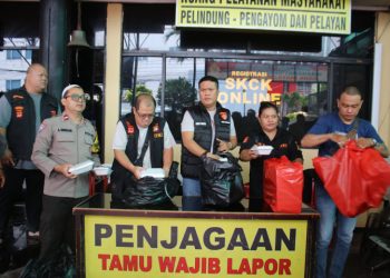 Ketua FKPM Erdwin Suhanda dan Pengurus bersama Jajaran Polsek Bagikan 350 Nasi Box