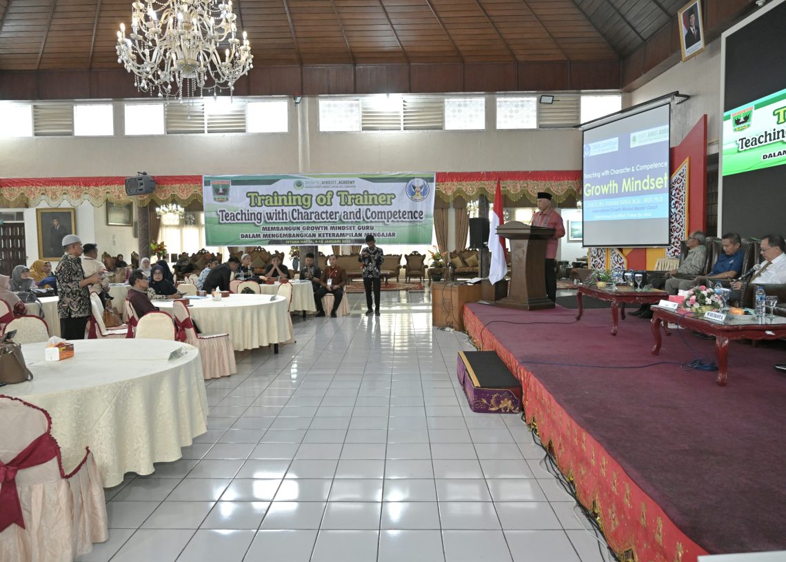 Gubernur Mahyeldi Buka Pelatihan Mengajar Berbasis Growth Mindset bagi Para Guru SMA 1 Bukittinggi