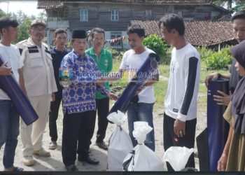 Sebagai Wujud Keprihatinan Terhadap Korban Banjir, Pemkab Pesibar Berikan Bantuan Sembako