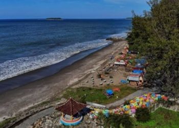 Liburan, Objek Wisata Pantai Kata Pariaman Ramai Dikunjungi Wisatawan