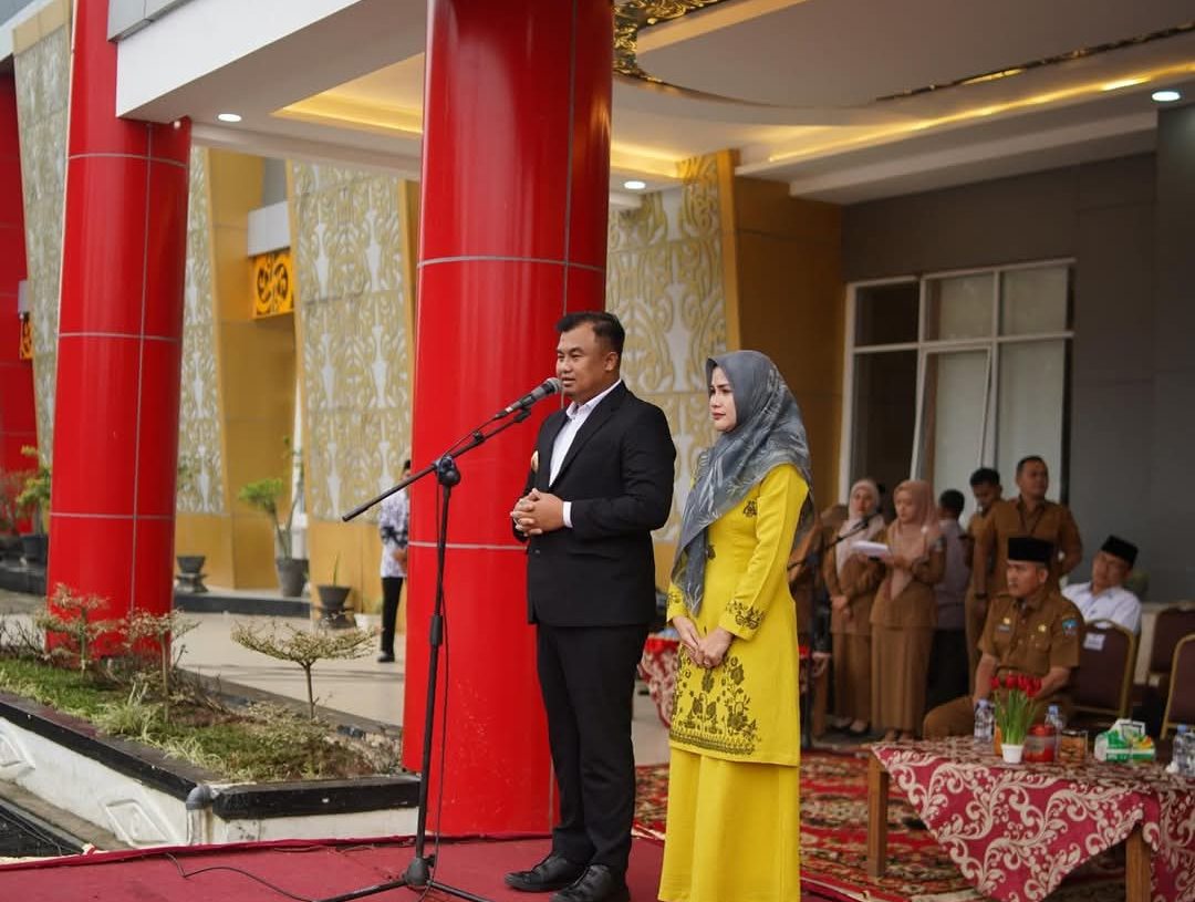Suasana Haru ketika Sutan Riska dan Isteri Mohon Pamit kepada ASN Dharmasraya