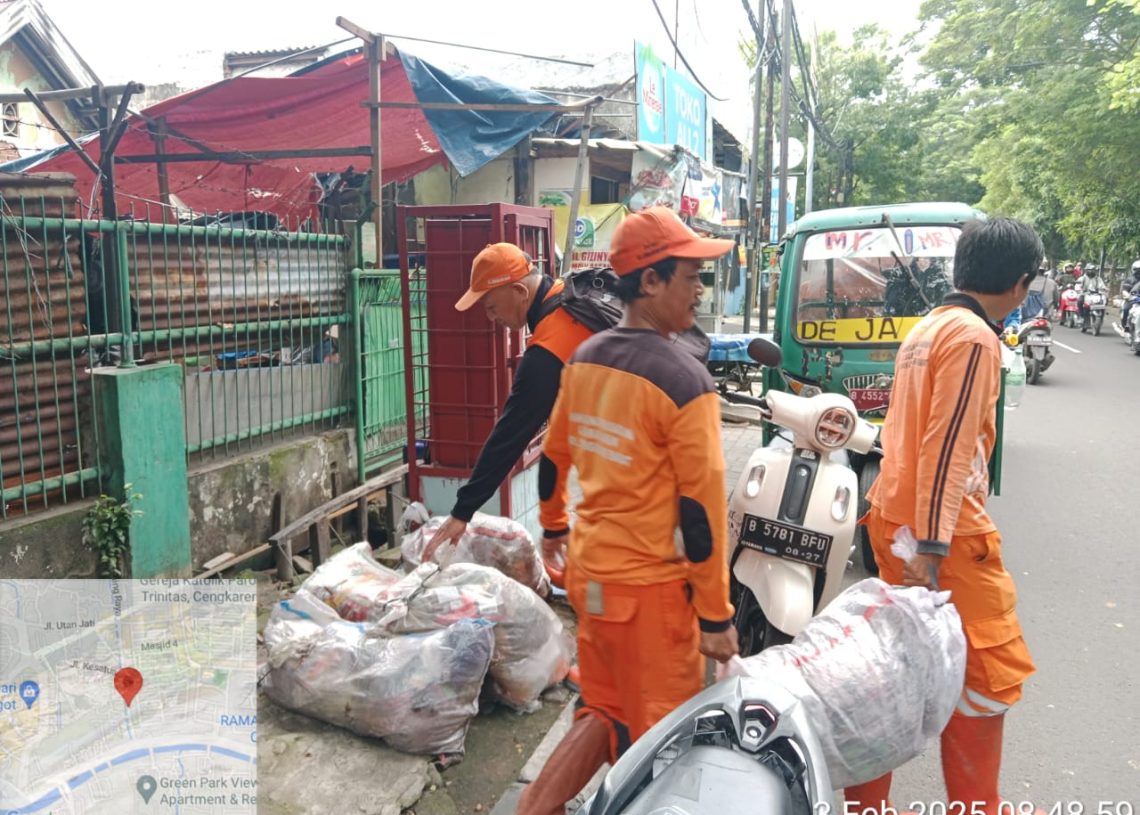 Pasca Banjir, Ketua RW 02 CB Himbau Ketua RT dan Warga Bersihkan Sampah