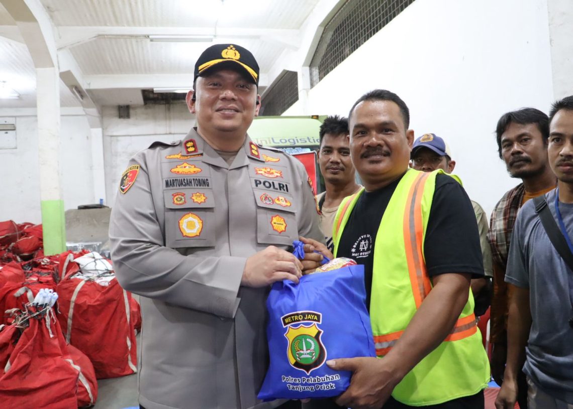 Gelar Jumat Curhat, Kapolres Pelabuhan Tanjuk Priok, Berikan Sembako kepada Buruh Bongkar Muat