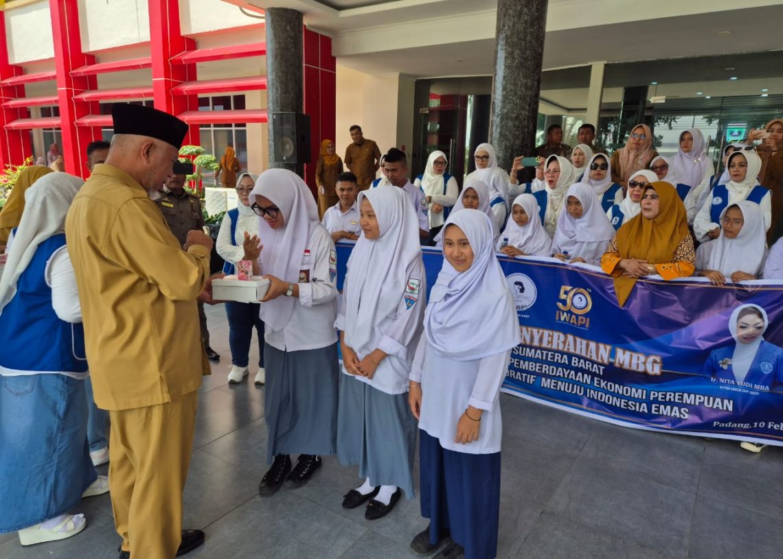Gubernur Mahyeldi Salurkan MBG untuk Siswa di Kota Padang