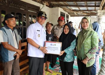 Tinjau Lokasi Kebakaran, Pj Bupati Nukman Berikan Bantuan Tanggap Darurat