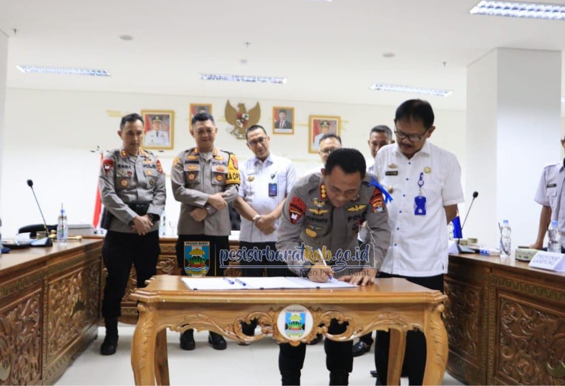 Tandatangani NPHD dari Pemkab, Dansat Brimob Polda Lampung Nilai Pesibar Daerah Sangat Strategis