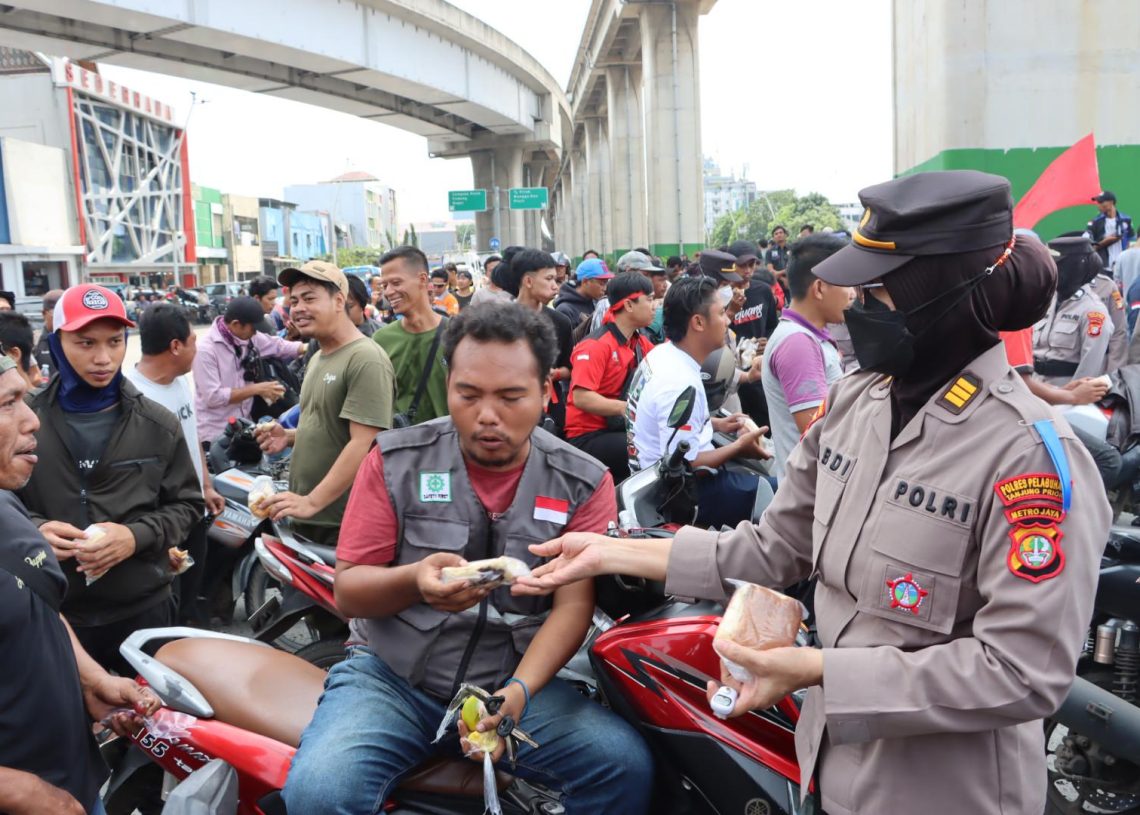 Aksi Humanis Polres Pelabuhan Tanjung Priok Bagikan Minum dan Buah saat Unjuk Rasa