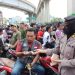 Aksi Humanis Polres Pelabuhan Tanjung Priok Bagikan Minum dan Buah saat Unjuk Rasa