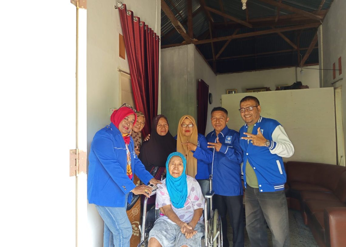 Terkena Stroke, Nenek Ayu Terima Bantuan Kursi Roda dari DPD PAN Pasbar