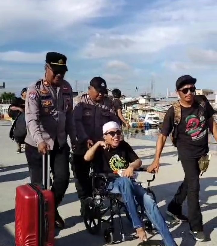 Pelayanan Sepenuh Hati Bhabinkamtibmas Muara Angke, Bantu Anak Disabilitas Naik Kapal 