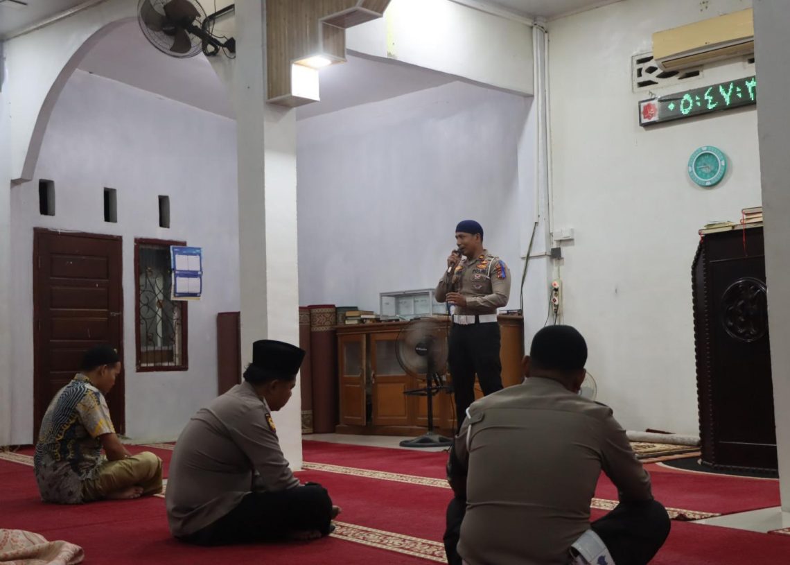Personel Polres Dharmasraya Gelar Gerakan Subuh Berjamaah di Masjid Al-Kahairat Lawai