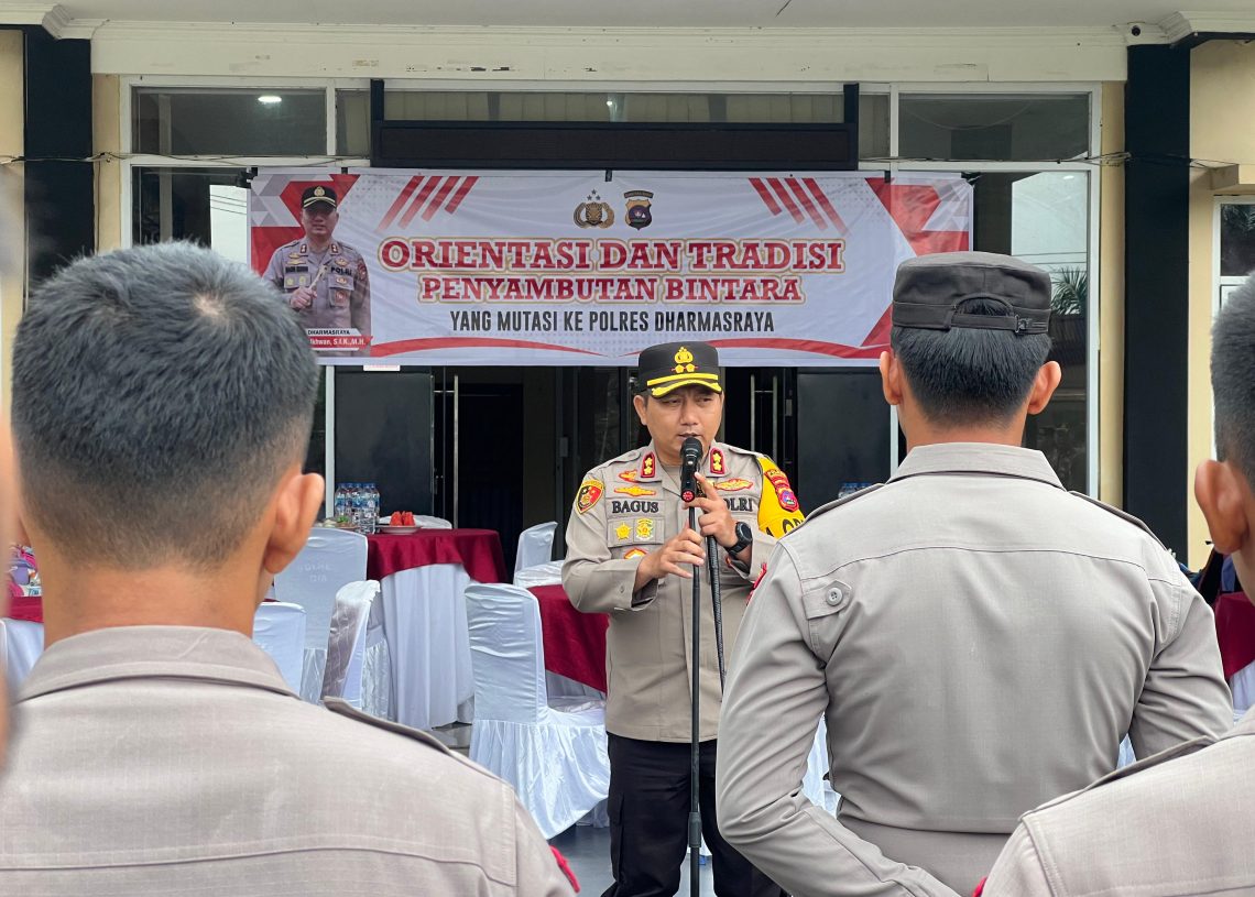 Kapolres Dharmasraya Pimpin Apel Pembukaan Orientasi dan Tradisi Penyambutan Perwira dan Bintara Baru