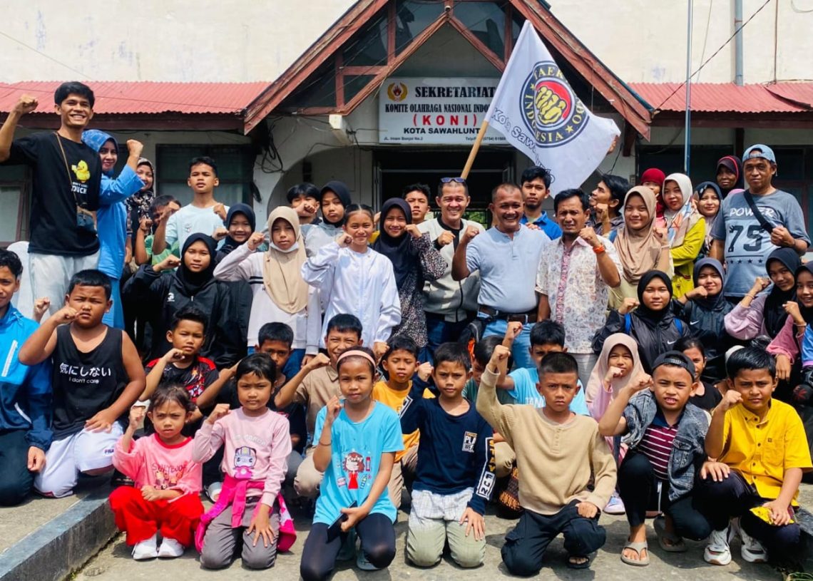 KONI Kota Sawahlunto Lepas 36 Atlet dan 4 Pelatih Taekwondo ke Kejurnas di Padang