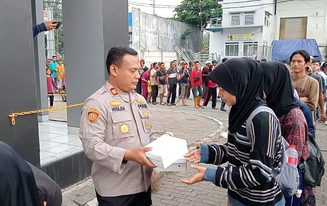 Berbagi Kebahagiaan di Hari Jumat yang Mulia