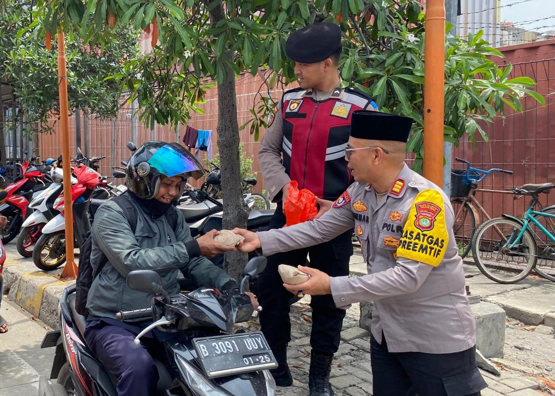 Wujudkan Syukurmu Berbagi Kebaikan, Satbinmas Bagikan Sarapan Gratis untuk Buruh