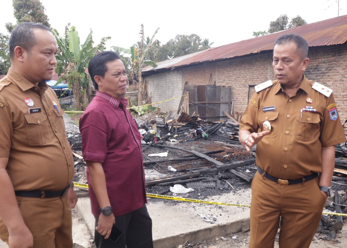 Wakil Wali Kota Payakumbuh Serahkan Bantuan Badan Amil Zakat Nasional pada Korban Kebakaran