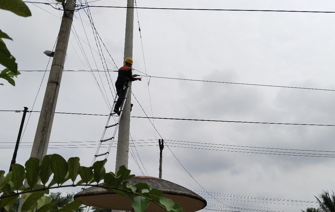 Dukung Kebutuhan Digital, PLN Icon Plus Lakukan Perapian Kabel di Rambah Samo