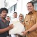 Wako Yota Balad Salurkan Bantuan Sembako untuk Petugas Kebersihan dan Penjaga Sekolah se-Pariaman