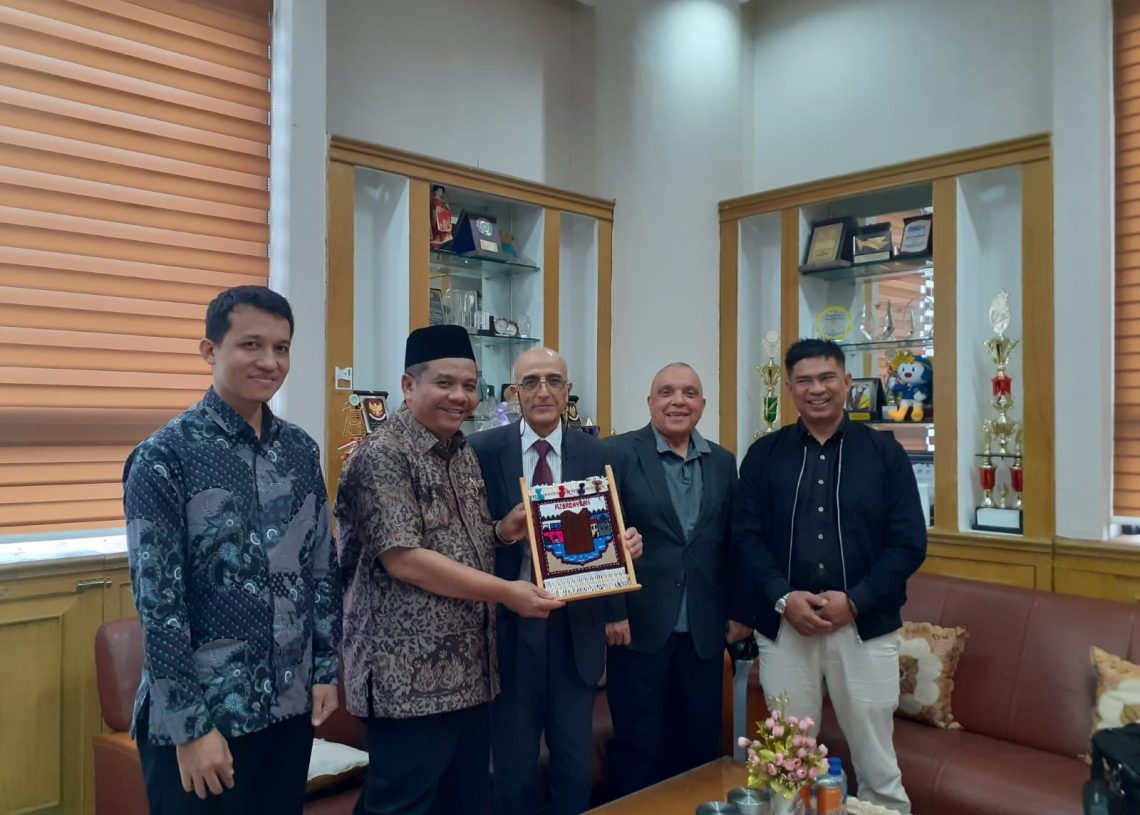 Dekan FBS UNP Sambut Kunjungan Dosen Azerbaijan University untuk Kolaborasi Akademik