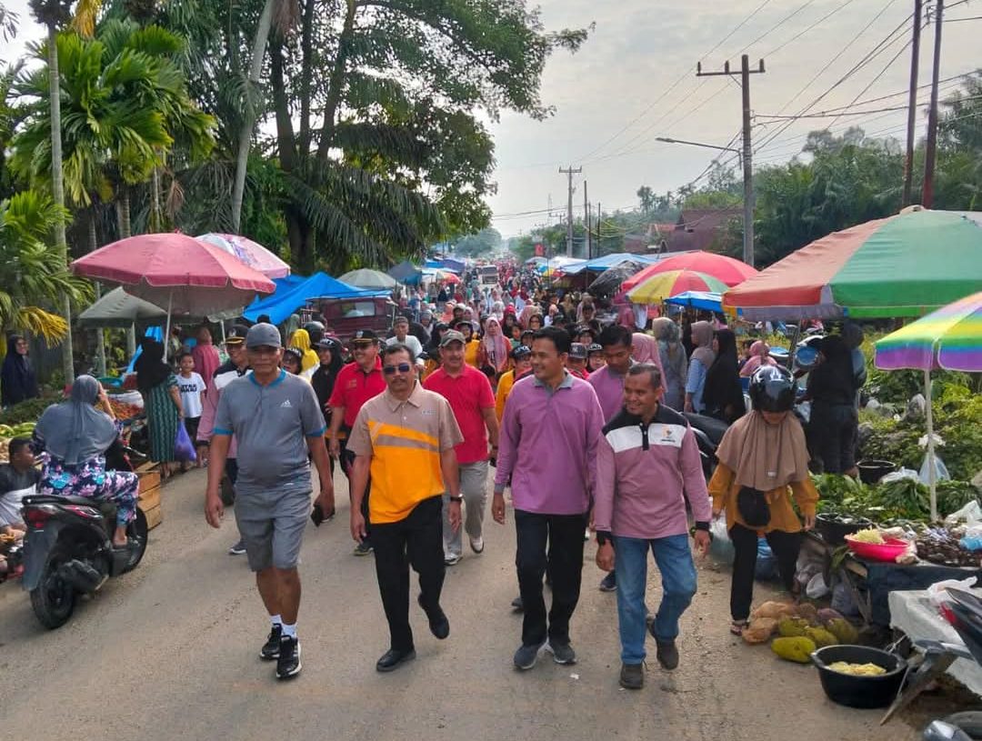Peringati HUT Nagari Sungai Duo, DPRD Kabupaten Dharmasraya Ikuti Jalan Santai Bersama Masyarakat