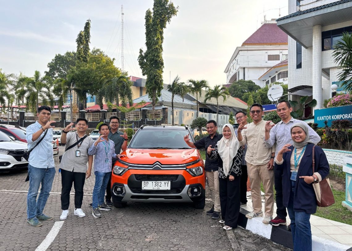 Wujudkan Green Energy, PLN Icon Plus Serahkan Kendaraan Listrik kepada PLTU Punagaya