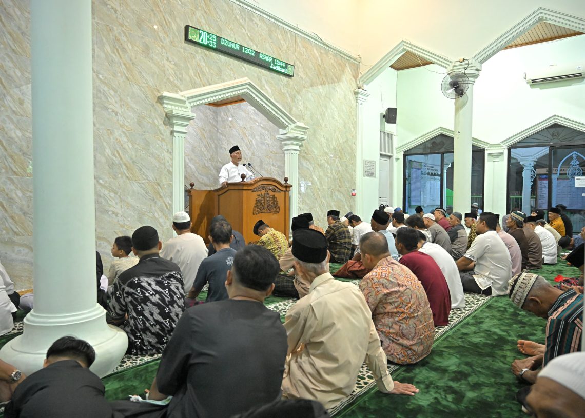 Tarawih di Masjid Al Muhajirin Tabing, Gubernur Mahyeldi: Ramadhan Sarana Menjadi Insan Bertaqwa