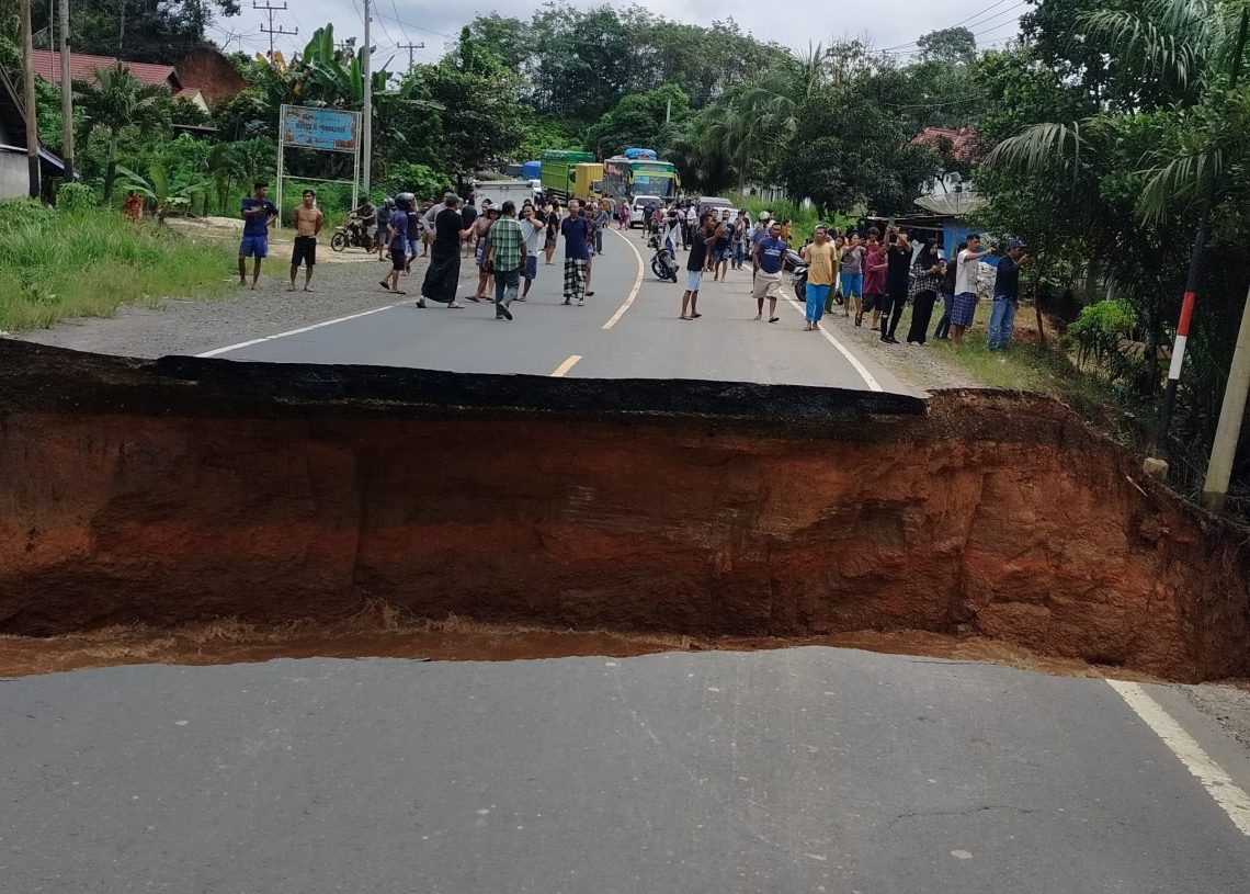 Jalan Lintas Sumatera Terban Terbawa Arus, Ekonomi Sumbar Terganggu