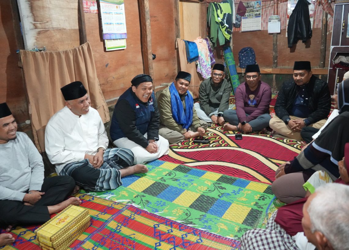 Gubernur Mahyeldi Singgah Sahur di Taratak Tangah, Serahkan Bantuan Bedah Rumah untuk Keluarga Bu Nuraniah