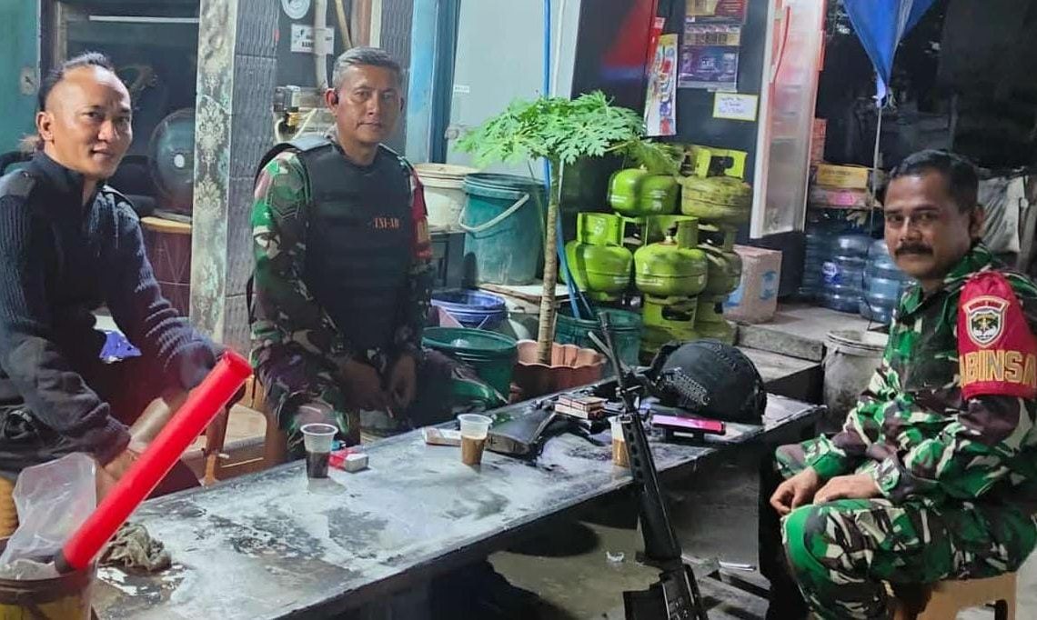 Babinsa Kelurahan Kapuk Cengkareng & Pos Keamanan Terpadu Udin Coboy Siap Menjaga Kondusifitas Wilayah