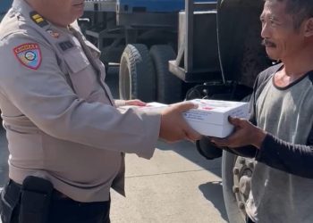 Satbinmas Bagikan Makanan Buka Puasa di Bulan Penuh Ampunan